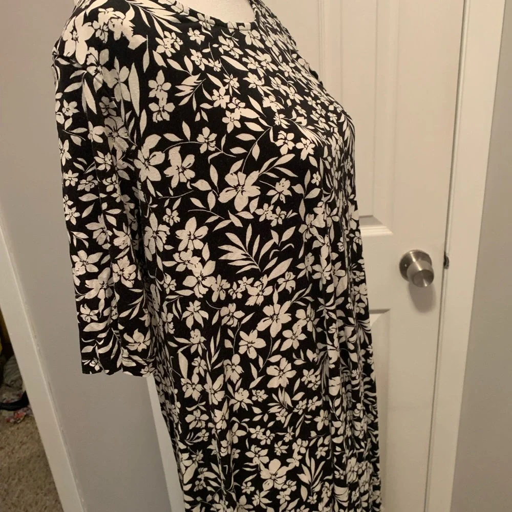 Two Versatile Dresses, one Black Cynthia Rowley L and bonus Old Navy XL - Picture 3 of 8